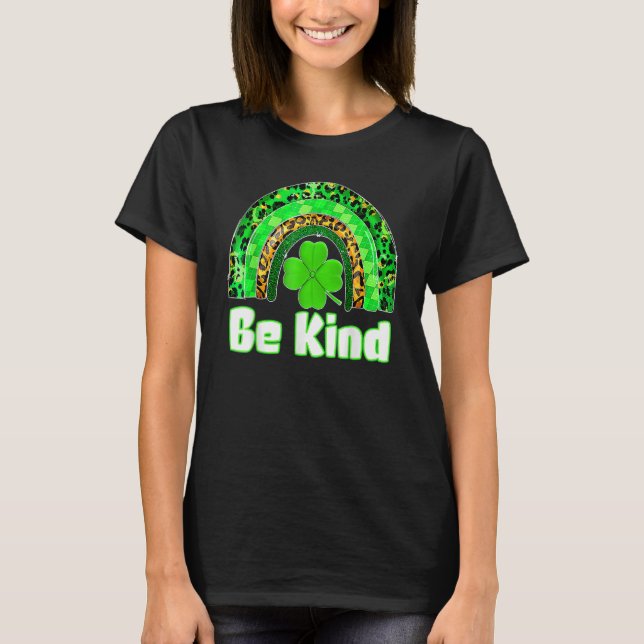 Cute Rainbow be Kind St patricks day Lycklig Lucky T Shirt (Framsida)
