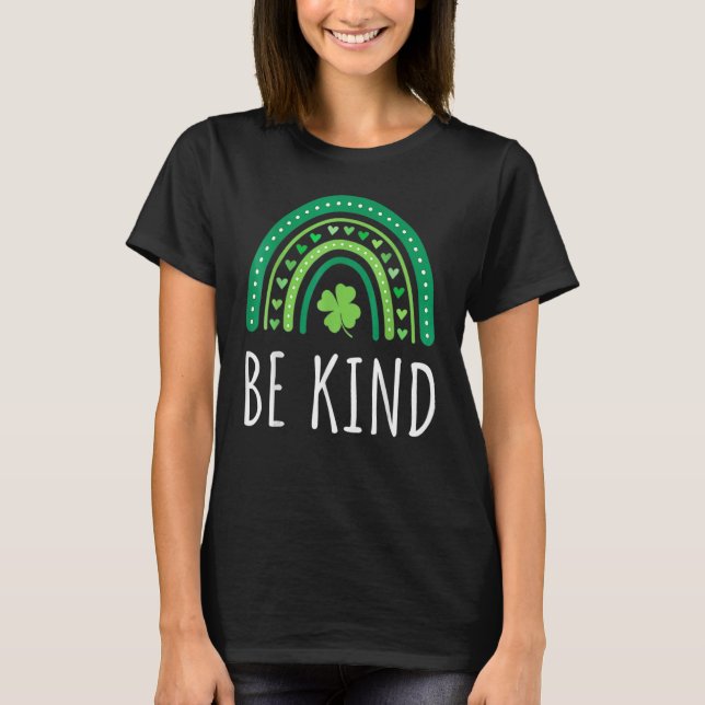 Cute Rainbow be Kind St patricks day Lycklig Lucky T Shirt (Framsida)
