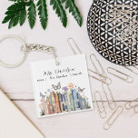 Cute Rainbow Bookshelf & Bokar Teacher Monogram<br><div class="desc">Överraska läraren i ditt liv eller behandla dig själv (om du är lärare) med den här berömvärda nyckelkedjan i monogram med en vacker vattenfärgillustration av bokar på en bokhylla. Du är min hjälte, läraren. Perfekt för din favoritlärare i klass för jul, Back to school, årsslut eller Lärardag. Anpassa med din...</div>