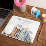 Cute Rainbow Bookshelf & Bokar Teacher Monogram Musmatta<br><div class="desc">Överraska läraren i ditt liv eller behandla dig själv (om du är lärare) med den här vackra monogrammusslan med en vacker vattenfärgad illustration av bokar på en bokhylla. Du är min hjälte, läraren. Perfekt för din favoritlärare i klass för jul, Back to school, årsslut eller Lärardag. Anpassa med din egen...</div>