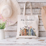 Cute Rainbow Bookshelf & Bokar Teacher Monogram Tygkasse<br><div class="desc">Överraska läraren i ditt liv eller behandla dig själv (om du är lärare) med den här vackra monogrammet till väskan med en vacker vattenfärgad illustration av bokar på en bokhylla. Du är min hjälte, läraren. Perfekt för din favoritlärare i klass för jul, Back to school, årsslut eller Lärardag. Anpassa med...</div>
