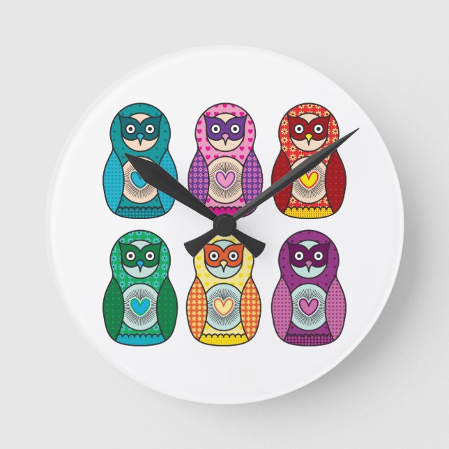 Cute Rainbow Matryoshka Uggla Rund Klocka (Framsida)