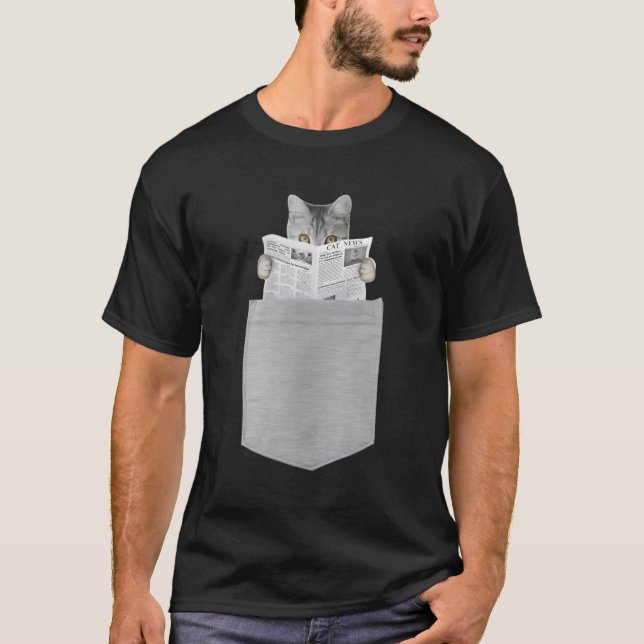 Cute Reading Kitten Cat in your Pocket T Shirt (Framsida)