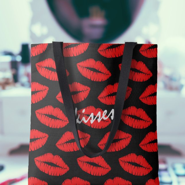 Cute Red Lipstick Kiss Läppar Mönster Black Anpass Tygkasse (A cute red kisses pattern tote bag with text you can customize. Pop your lipsticks in!)