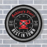 Cute Red Retro Coffee Kopp Rund Klocka<br><div class="desc">Anpassa den här runda kökskaffen kopp till väggklotet med ditt namn och annan text. Redigera bara i den enkla Zazzle-redigeraren.. Skapat med ett enkelt rött och vitt kaffe kopp med vita svarta accenter i en stiliserad logotyp.</div>