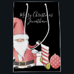 Cute Red Santa Gnome med julklappar<br><div class="desc">Personlig och enkel! En bra Santa Gnome-design med anpassningsbar Hälsning och Recipient namn på framsidan,  från och ger namn på baksidan!</div>