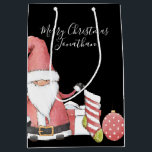 Cute Red Santa Gnome med julklappar<br><div class="desc">Personlig och enkel! En bra Santa Gnome-design med anpassningsbar Hälsning och Recipient namn på framsidan,  från och ger namn på baksidan!</div>