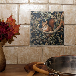 Cute Red Squirrel i en William Morris Stil-skog Kakelplatta