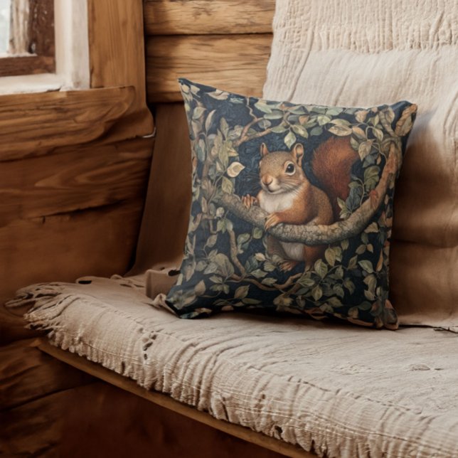 Cute Red Squirrel i en William Morris Stil-skog Kudde (Skapare uppladdad)