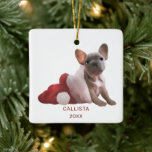 Cute Red White Fransk Bulldog Santa Hat jul Julgransprydnad Keramik<br><div class="desc">Den här söta och artsy julprydnaden är perfekt för att sätta festen för din speciellare helgdag. Den har en handmålad grått- och vit fransk-bulldog inuti en vit och röd julhatt ovanpå en enkel vit bakgrund. På baksidan är en mönster som har den här söta valpen. Det är en bra, enkel...</div>