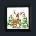 Cute Reindeer i Snö Smyckeskrin<br><div class="desc">Cute Reindeer i Snö,  med träd och prydnadsföremål hängande från sina hovrar</div>