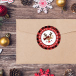 Cute Reindeer Play Bow North Pole Luft Mail Runt Klistermärke<br><div class="desc">Klar,  rustik juldekalk till din julklapp brev och kort med söt renar med stor röd näsa och en buk i hennes tänder. Röda buffelbock.. North Pole Luft Mail skrev i böjd text med snöflingor.</div>