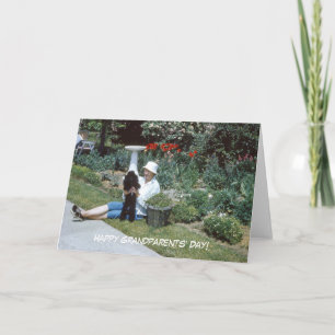 Cute Retro Grandmor in Garden with Black Pudel Kort