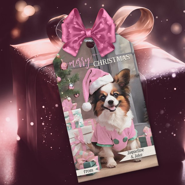 Cute Retro Rosa Hund God jul Presentetikett (Cute funny Christmas gift tag featuring a chihuahua dog in pink Santa outfit amidst gifts)
