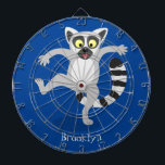 Cute ring svan lemur dans tecknad illustration darttavla<br><div class="desc">Den här söta klärtklämparen från Madagaskar hoppar för glädje! Ritad i lycklig tecknad stil.</div>