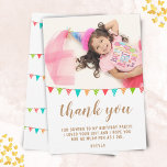 Cute Roligt Bunting Flagga Kid BIrthday Photo Tack Kort<br><div class="desc">Tack för att du fick ett kort för din tjej eller pojkars födelsedagsfest. Tack för att du kom till ditt barns födelsedagsfest! Flaggor har färgstark födelsedagsfest som buntar i grönt, blått och rött färg och ett foto - infoga ditt barns foto i mallen. Texten är trendigets skript - ändra tackmeddelandet...</div>