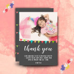 Cute Roligt Bunting Flagga Kid BIrthday Photo Tack Kort<br><div class="desc">Tack för att du fick ett kort för din tjej eller pojkars födelsedagsfest. Tack för att du kom till ditt barns födelsedagsfest! Födelsedagsfesten har färgstark buntning av flaggor i grönt, blått och rött färg på en mörk grått-bakgrund och ett foto - infoga ditt barns foto i mallen. Texten är trendigets...</div>
