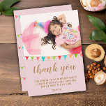 Cute Roligt Bunting Flagga Kid BIrthday Photo Tack Kort<br><div class="desc">Tack för att du fick ett kort för din tjej eller pojkars födelsedagsfest. Tack för att du kom till ditt barns födelsedagsfest! Födelsedagsfesten har färgstark buntning av flaggor i grönt, blått och rött färg på rosa och ett foto - infoga ditt barns foto i mallen. Texten är trendigets skript -...</div>