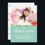Cute Roligt Bunting Flagga Kid BIrthday Photo Tack Kort<br><div class="desc">Tack för att du fick ett kort för din tjej eller pojkars födelsedagsfest. Tack för att du kom till ditt barns födelsedagsfest! Flaggor har färgstark födelsedagsfest som buntar i grönt, blått och rött färg och ett foto - infoga ditt barns foto i mallen. Texten är trendigets skript - ändra tackmeddelandet...</div>