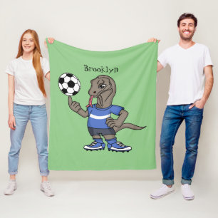 Cute roligt Komodo draon spelar fotboll tecknad Fleecefilt