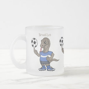 Cute roligt Komodo draon spelar fotboll tecknad Frostad Glasmugg