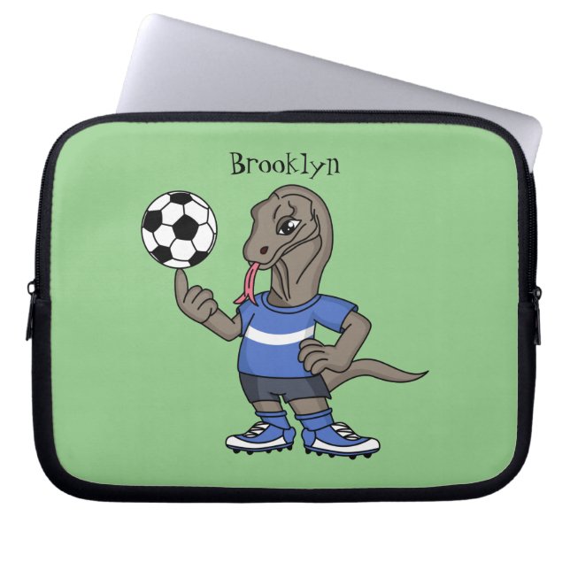 Cute roligt Komodo draon spelar fotboll tecknad Laptop Fodral (Framsidan)