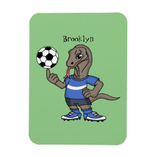 Cute roligt Komodo draon spelar fotboll tecknad Magnet