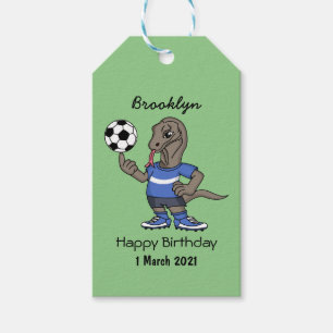 Cute roligt Komodo draon spelar fotboll tecknad Presentetikett