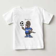 Cute roligt Komodo draon spelar fotboll tecknad