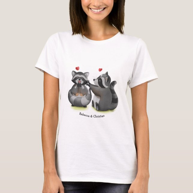 Cute Romantic Tecknad Raccoon Couple T-Shirt (Framsida)