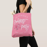 Cute Rosa Bachelorette Party Tygkasse<br><div class="desc">Behandla din brud till vår Rosa och White Bachelorette Party Tote Bag,  perfekt för att hålla party essentialer,  favörer eller en roligt helg komma undan! Snyggt,  lätt och förtjusande,  det är ett måste för firande. En söt keepsaké,  de kommer faktiskt att använda!</div>