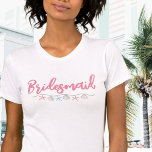 Cute Rosa Beach Bachelorette Bridesmaid T Shirt<br><div class="desc">Cute Rosa Script Beach Bachelorette Bridesmaid T-Shirt. Ett coola vattenfärgskusttema, nautiska eller strandtema med rosa- och tealskuggor, som ger viben för en strandflykt med bruden och hennes besties. Från resor till Florida, Hampton, Kalifornien, eller till och med något mer internationell som Mexiko, Hawaii eller Bahamas, kommer dessa flickor helg att...</div>