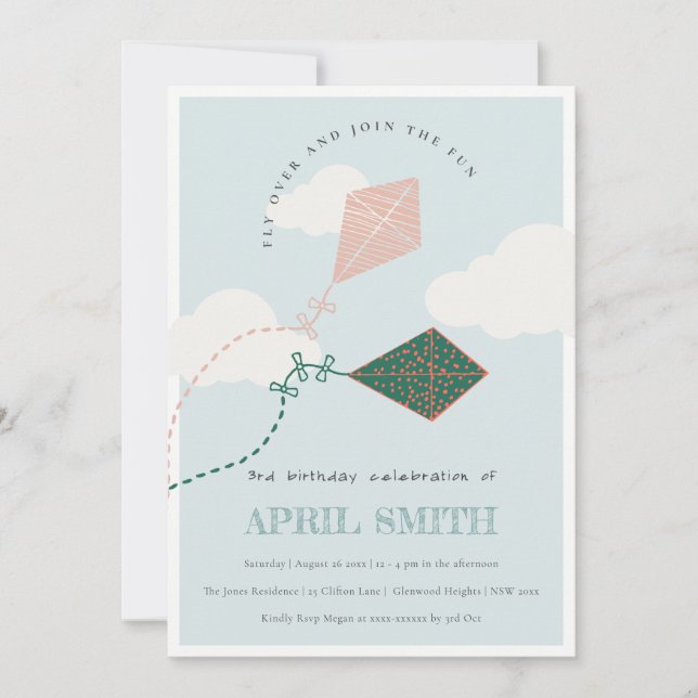 Cute Rosa Blue Flies Kite Himlar Clouds Birday Inbjudningar (Framsida)