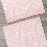 Cute Rosa Bow - Anpassat namn Köksdukar Kökshandduk<br><div class="desc">Skapa din egen anpassningsbar kökshandduk med en söt banderoll. En enkel och snyggt mönster med en färg-palett med  rosa och vitt. Det är lätt att anpassa sig med ditt namn eller ord,  och det är en underbar köksgåva till vänner och familj som kärlek lagar mat!</div>