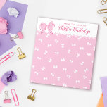 Cute Rosa Bow Mönster från Namn Anteckningsblock<br><div class="desc">Söt rosa personlig anteckningsblock med mönster av vita bögar mot rosa bakgrund. Längst upp på det giftiga anteckningsblocket,  från skrivbordet i Ditt namn,  med ditt namn i ett vackert skript för rosa bredvid en tecknad båge i rosa.</div>