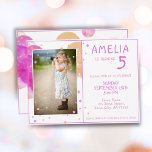 Cute Rosa Bubbles Girly Kids Photo Birthday Vykort<br><div class="desc">Sötningsmedel och modernt födelsedagsinbjudningskort för barn. Kortet har vackra bubblor och färgstarka stjärnor på framsidan och baksidan. Inbjudan innehåller ett foto - infoga ditt barns foto i mallen. Anpassa kortet med din information.</div>