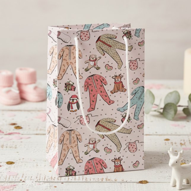 Cute Rosa Flicka jul (Cute Christmas Winter Baby Shower Gift Bags for Baby Girl. Xmas Pajamas & Woodland Stuffed Animals)