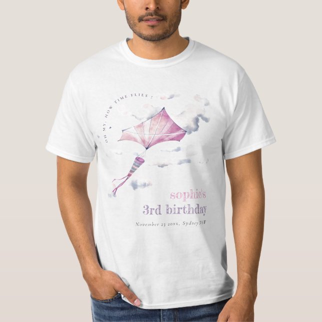 Cute Rosa Flies Kite Himlar Clouds Birdday Family T Shirt (Framsida)