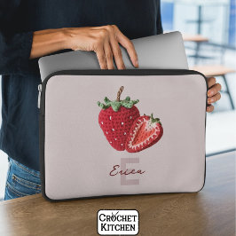 Cute Rosa Granny Chic Crochet Strawberry Monogram Laptop Fodral