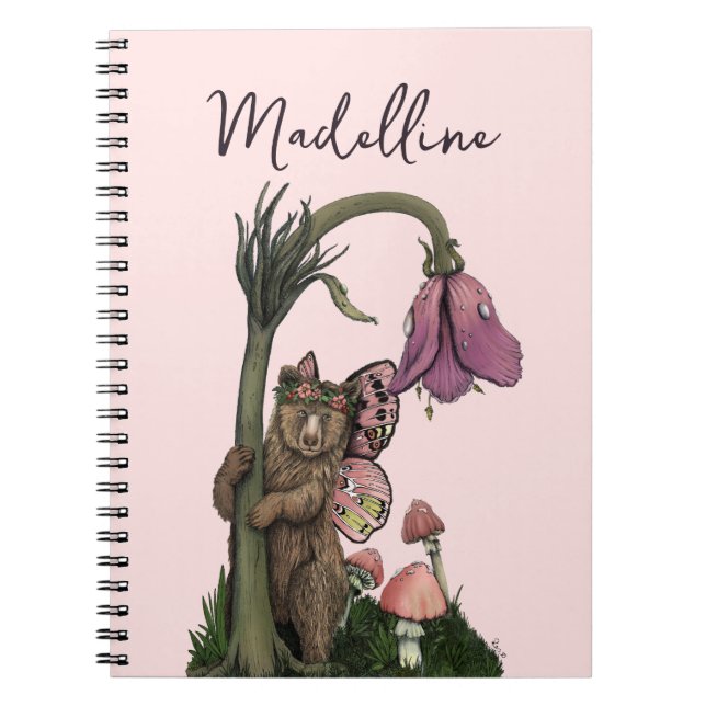Cute Rosa Grizzly Bear Fairy in Enchanted Forest Anteckningsbok (Framsidan)