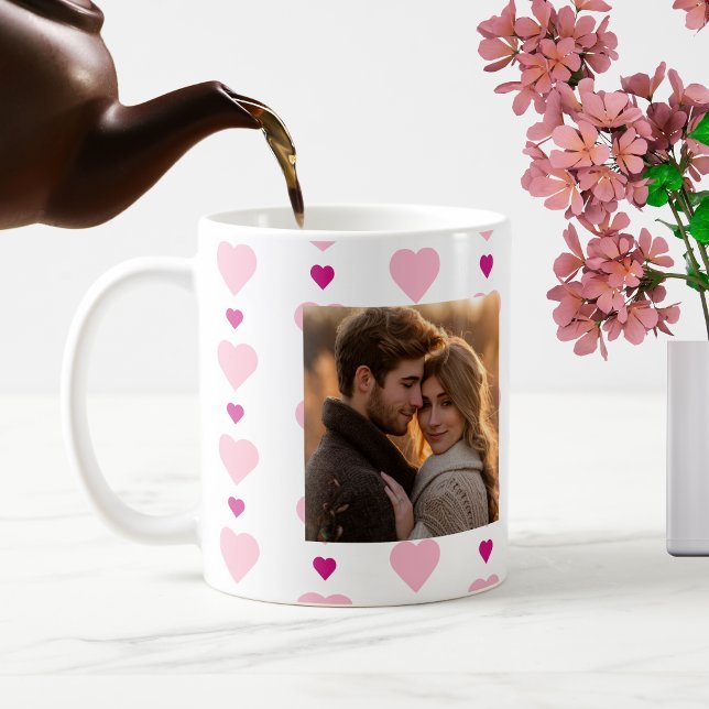Cute rosa-hjärtan med mönster-par monogramfoto kaffemugg (Cute Personalized Pink Hearts Coffee Mug)