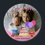 Cute Rosa Kids Leksaker Birthday Celebréfoto Knapp<br><div class="desc">Cute Rosa Kids Leksaker Birthday Celebration Photo Personlig Lägg till din egen Nalle Cake Balloon-design. Snygg födelsedagsfotomall. Lägg till ditt barn-foto i den här födelsedagsfirandedesignen.</div>