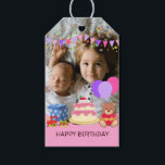 Cute Rosa Kids Leksaker Birthday Celebréfoto Presentetikett<br><div class="desc">Cute Rosa Kids Leksaker Birthday Celebration Photo Personlig Lägg till din egen Nalle Cake Balloon-design. Snygg födelsedagsfotomall. Lägg till ditt barn-foto i den här födelsedagsfirandedesignen.</div>