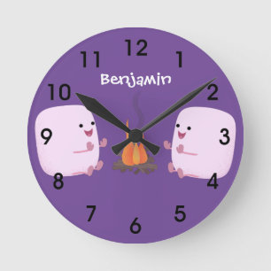 Cute rosa marshmallow by camp fire tecknad rund klocka