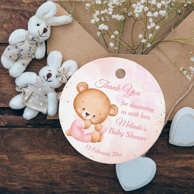 Cute rosa nalle med en babydusch vid kudden gåvor etiketter (Skapare uppladdad)