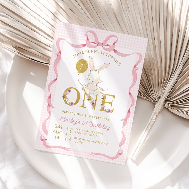 Cute Rosa Play Wildblomma... 1:a födelsedagen Inbjudningar (Bunny 1st Birthday Invitation Template, Editable Some Bunny 1st Rabbit First Birthday Invitation Bow)