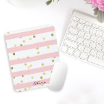 Cute Rosa Rand Guld Polka dots med Namn Musmatta<br><div class="desc">Den här designen är en söt,  liten muspekare i rosa och vitt rand med guld polka dots spridd över,  och har en textmall som du kan anpassa med ditt namn eller annan önskad text. Underbar för back to school,  hemma eller på kontoret.</div>