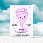 Cute Rosa Tornado: Andra födelsedag: Kids party Inbjudningar<br><div class="desc">Fira din lilla "Två-nado" med den här hedervärda Rosa 2-årsfestinbjudan! Den här designen har en glad tornado,  fluffa moln illustrationer och roligtens storminspirerade fraser och anger tonen för en piska av skratt och minnen. Perfekt för väderleksbarn och energiskt firande.</div>