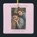 Cute Rosa Two Photo Snowfall Best Friends Photo Julgransprydnad Keramik<br><div class="desc">Minimalistisk Cute Rosa Two Photo Snowfall Best Friends Photo jul Ceramic Ornament keepsak som innehåller dina personlig-foton (fyrkant, landskap eller porträtt, vågrät eller lodrät) i snöflingor ram och med vit brusfilmövertäckning och din anpassade vintage, helgdag och text i namn och modernt sans serif-teckensnitt, typsnittet snyggt och stil i keramiskt ornament...</div>