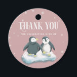Cute Rosa Winter Wonderland Penguins Baby Shower Gåvor Etiketter<br><div class="desc">Vintertemat babydusch för daglig vinter är en bricka som illustrerar penguiner på ett isberg. I texten står det: "Tack för att du firar med oss." Perfekt för en flickdusch under julhelgens helgdag.</div>